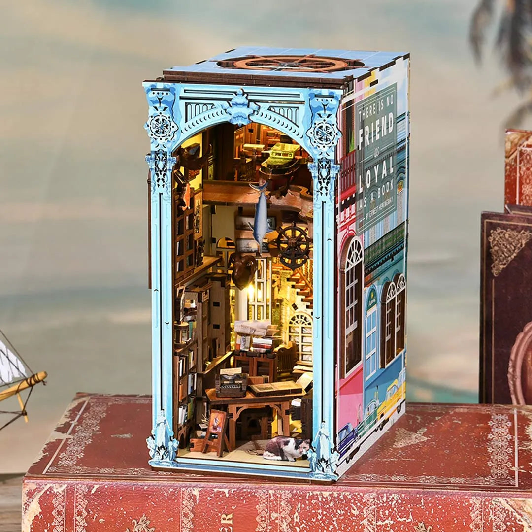 Book Nook - Casa Hemingway